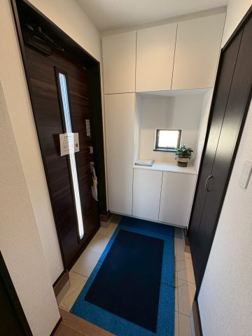 須磨区白川字高尾　新築戸建て　H-1の玄関|明るい玄関です