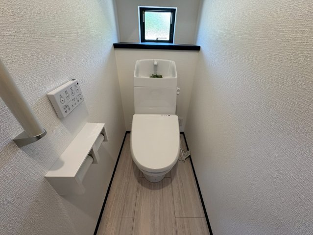 須磨区車字梨川　新築戸建て　H-1のトイレ|ゆったりとした空間のトイレです