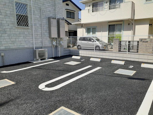 ジュネス　アウラの駐車場