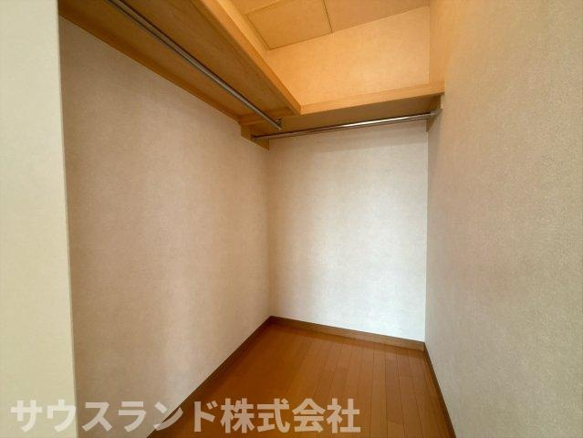 八王子市　城山手　中古戸建の収納|奥行きがありたっぷりと収納できるクローゼットです！上部には枕棚もあり、季節外れの布団や大きな荷物もすっきりと片付きます。お部屋を広く使うことができ、いつも綺麗に保てます☆