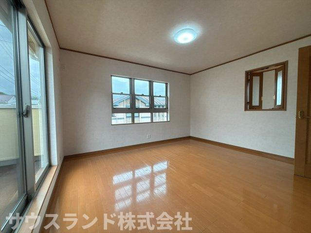 八王子市　城山手　中古戸建の洋室|バルコニーに面した明るく広い洋室です！ベッドや学習机を置いてもゆとりがあり、お子様の成長に合わせた部屋作りができます。収納も完備されており、片付けもしやすく長く快適に過ごせます♪