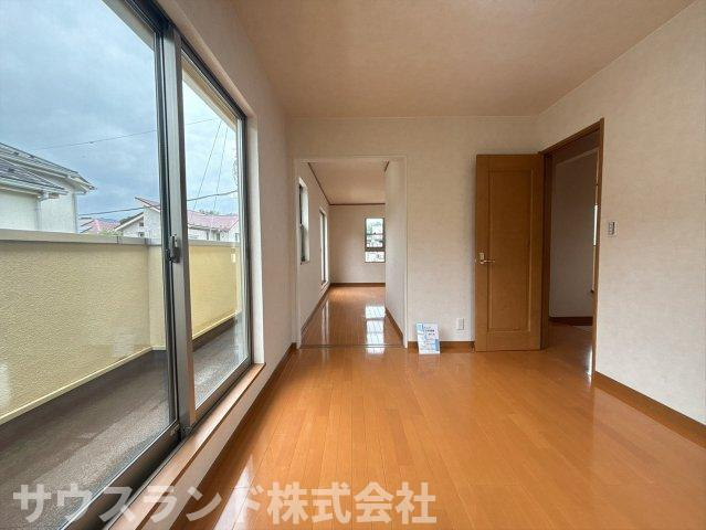 八王子市　城山手　中古戸建の洋室|落ち着いた雰囲気の広い洋室です！寝室にぴったりな空間で、大きめのベッドを置いてもゆとりがあります。クローゼットもあり、お気に入りの服もシワにならず綺麗に収納できます☆