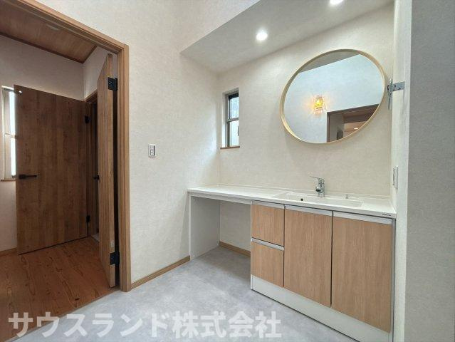 八王子市　城山手　中古戸建の独立洗面台|広いカウンターでゆったりと使える独立洗面台です！鏡が大きく、朝の身支度もスムーズに整います。収納も豊富で、洗面用具やタオルもすっきり片付きます。毎日気持ちよく使える、快適な空間です♪