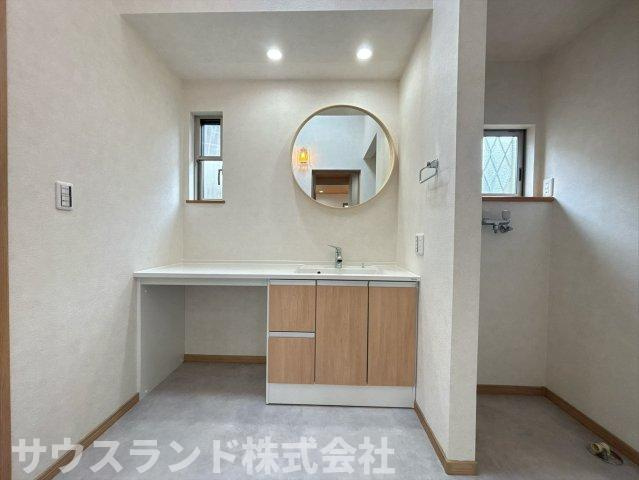 八王子市　城山手　中古戸建の独立洗面台|モダンなデザインのお洒落な独立洗面台です！キッチンとお揃いのデザインで統一感があり、すっきりとした印象を与えます。鏡裏の収納で生活感を隠すことができ、いつも綺麗な状態を保てます☆