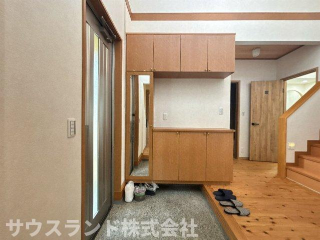 八王子市　城山手　中古戸建の玄関|土間続きの広々としたシューズクロークです！ベビーカーや外遊びのおもちゃ、ゴルフバッグなどもそのまま収納可能。玄関がすっきりと片付き、いつも気持ちよくお出迎えできます♪