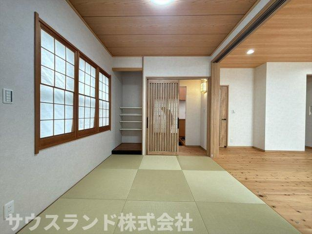 八王子市　城山手　中古戸建の和室|明るい日差しが差し込む快適な和室です！お子様の遊び場や、お昼寝スペース、来客時の寝室など、多目的に活用できます。畳の香りでリラックスでき、家族みんなでゆったりと過ごせます☆
