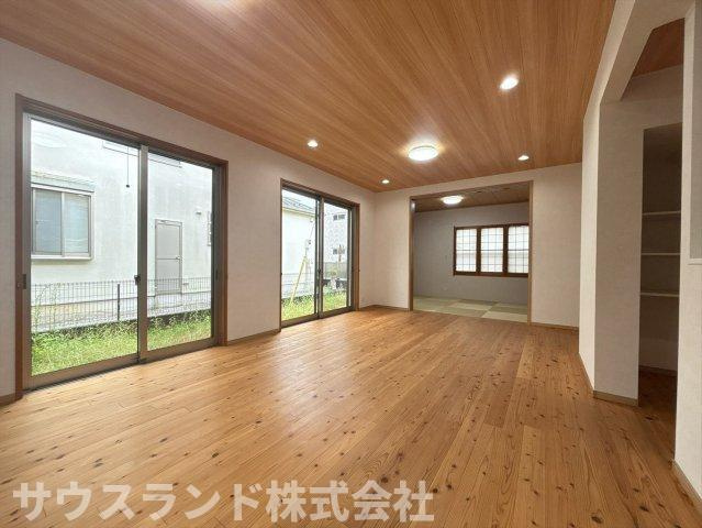八王子市　城山手　中古戸建の居間・リビング|和室と一体化できるLDKは、さらに広々と感じられる空間です！間仕切りを開ければ開放的な大空間になり、家族の集まりやホームパーティーにも最適。生活シーンに合わせて柔軟に活用できます♪