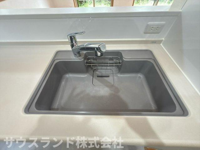 八王子市　城山手　中古戸建のキッチン|大きな鍋も洗いやすい広いシンクです！水はねも気にならず、毎日のお片付けがスムーズにできます。お手入れが簡単な素材で、いつも清潔な状態を保てます。周末にはお子様とお菓子作りも楽しめそうです♪