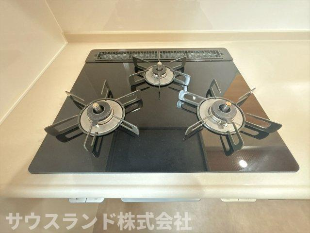 八王子市　城山手　中古戸建のキッチン|料理の幅が広がる、使い勝手の良いガスコンロです！同時に複数の料理ができ、忙しい時もスムーズに準備できます。お掃除も簡単で、いつも綺麗なキッチンを保てます。毎日のお料理が楽しくなりそうです☆