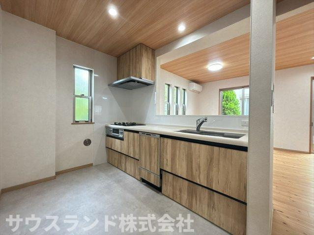 八王子市　城山手　中古戸建のキッチン|リビングを見渡せる対面式キッチンは、料理中も家族との会話が弾みます！収納も豊富で、大きなお鍋や調理器具もすっきりと片付きます。週末にはお子様と一緒にお菓子作りなども楽しめそうです♪