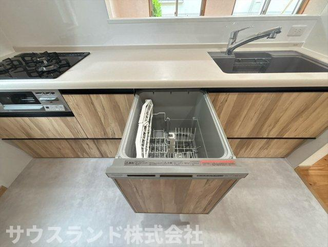 八王子市　城山手　中古戸建のキッチン|食洗機付きで食後の後片付けもラクラクです！時間の節約になり、家族との時間を大切にできます。手洗いに比べて節水効果も期待でき、環境にも優しい。毎日のお料理がより一層楽しくなりそうです☆