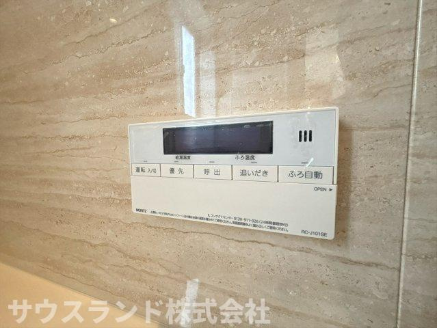 八王子市　城山手　中古戸建のその他|追い焚き機能付きで、いつでも温かいお風呂に入れます！家族で入浴時間がずれても安心で、リラックスして疲れを癒やせます.窓があり換気もしやすく、カビの発生を抑えていつでも清潔に保てます♪