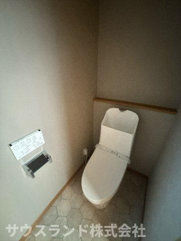 八王子市　城山手　中古戸建のトイレ|清潔感のある手洗い付きトイレです！温水洗浄便座を備えており、一年を通して快適にお使いいただけます。換気用の小窓が付いているため、自然の光を取り入れながらいつでも爽やかな状態を保てます☆