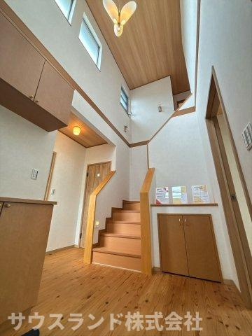 八王子市　城山手　中古戸建の玄関|吹き抜けのように天井が高く、明るく開放感のある玄関です！大容量のシューズボックスを備えており、家族全員の靴をすっきりと収納できます。来客時も気持ちよくお出迎えできる、お家の顔です♪