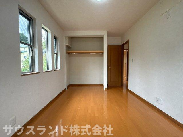 八王子市　城山手　中古戸建の洋室|二面採光で明るく風通しの良い洋室です！大容量のクローゼットが備わっており、衣類や小物をたっぷりと収納できます。お子様の成長に合わせて、子供部屋や勉強部屋として長く快適に使えます☆