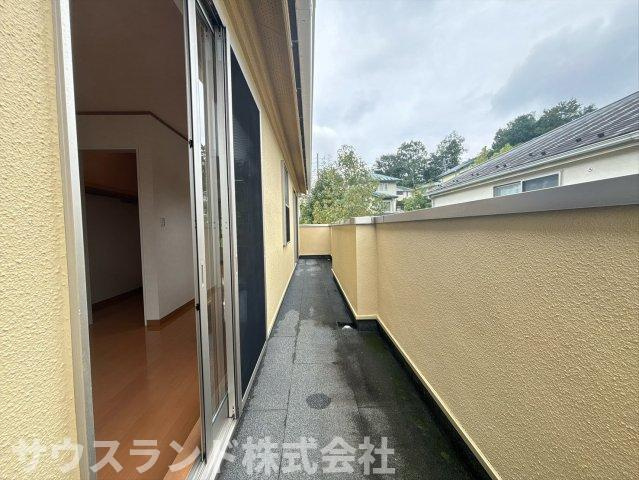 八王子市　城山手　中古戸建のバルコニー|日当たりの良い広々としたバルコニーです！洗濯物をたっぷりと干すことができ、お日様の匂いがするふかふかの仕上がりに。外の空気を吸ってリフレッシュしたり、植物を育てたりと、多目的に活用できます♪