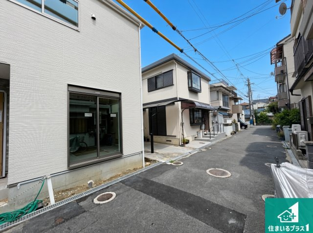 ■寝屋川市高柳　第1期　新築一戸建ての前面道路含む現地写真|周辺は落ち着いた街並みの住宅地！子育てがしやすい住環境です！まだ未完成ですが、現地でしかわからない事もございます。是非一度ご覧ください。