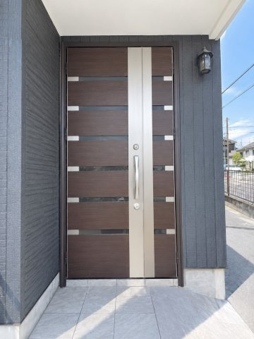八尾市 久宝寺１丁目（久宝寺駅） 2階建 ３ＬＤＫの玄関|住まいの顔となる、落ち着いた雰囲気の玄関ドア♪