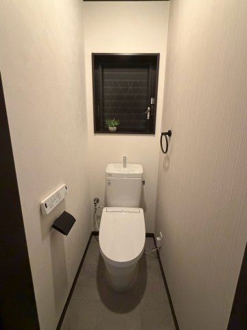 八尾市 久宝寺１丁目（久宝寺駅） 2階建 ３ＬＤＫのトイレ|清潔感のある、使いやすいトイレスペース♪
