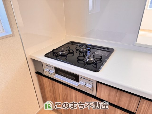 LiveleGarden.S第1下野川中子のキッチン|三ツ口コンロ採用で、同時調理もスムーズ◎！お料理を並べられるカウンター付きで、配膳・片付けをサポート！リビングで過ごすご家族とコミュニケーションを楽しみながら作業可能です♪