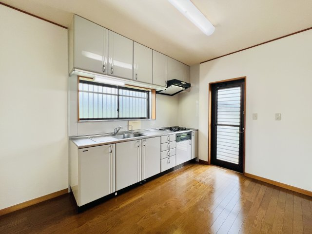 前橋市富士見町石井のキッチン|作業スペースも広く、ゴミ捨てにも便利な勝手口付きのダイニングキッチン♪