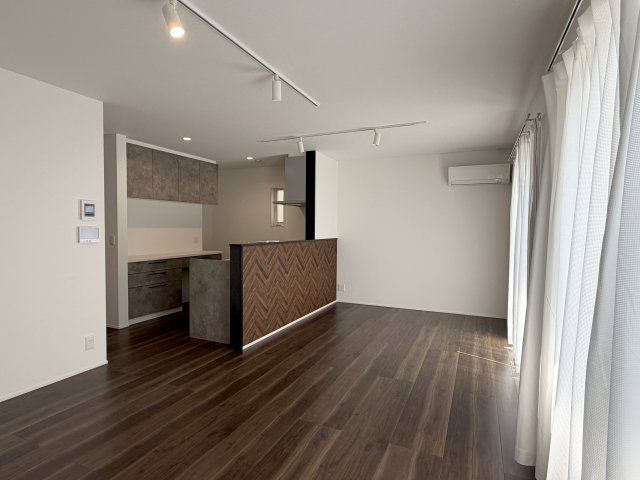 坂戸市関間　中古売戸建の居間・リビング