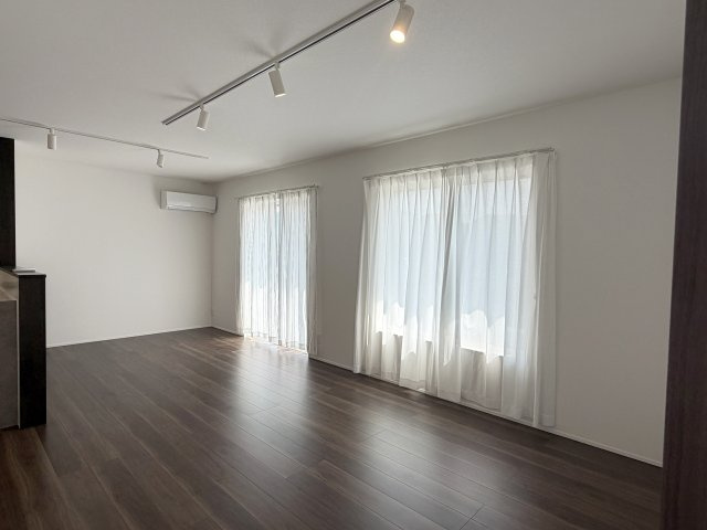 坂戸市関間　中古売戸建の居間・リビング