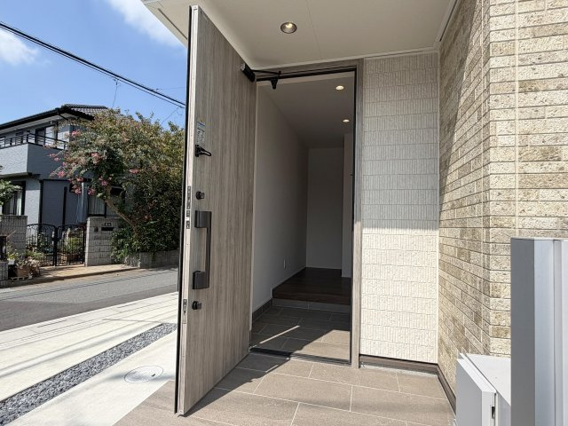 坂戸市関間　中古売戸建の玄関