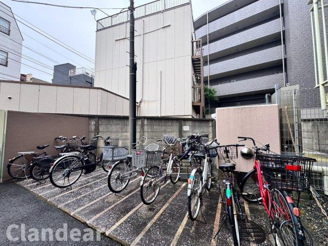 平井パーク・ホームズの駐輪場|ドキドキの新生活も、安心してスタート。ぴったりの住まいを見つけませんか？クランディアが一緒に住まい選びをサポートします‼　まずは、お気軽にお問合せください　＃クランディア