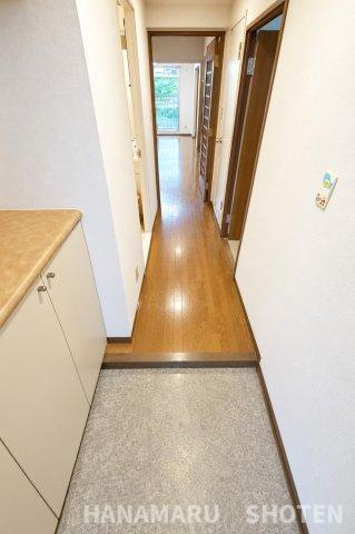 ダイアパレス千葉青葉台イーストアベニューの玄関|※現在リフォーム中のため、一部写真はAIにより家具・家財を消去し、室内をイメージしやすく加工しております。
