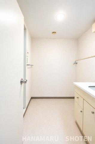 ダイアパレス千葉青葉台イーストアベニューの脱衣所|※現在リフォーム中のため、一部写真はAIにより家具・家財を消去し、室内をイメージしやすく加工しております。