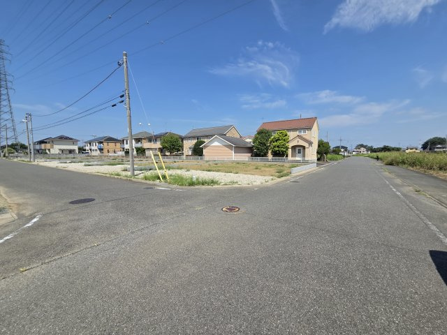 新築　太田市岩松町3期　7号棟　GRAFAREの前面道路含む現地写真|現地写真　南側前面道路幅員約6ｍ　東側前面道路幅員約8.6ｍ