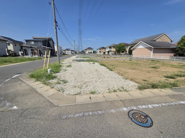 新築　太田市岩松町3期　7号棟　GRAFAREの駐車場|現地写真　駐車は建物南側に並列3台可能です！
