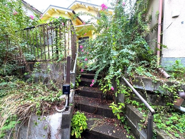 青山平屋のエントランス