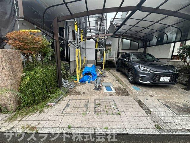 八王子市城山手 中古戸建てのその他|ゆとりのある駐車スペースが確保されています！お買い物帰りの重い荷物や、小さなお子様を連れての乗り降りもスムーズに行えて大変便利です。自転車や外遊びのおもちゃを置くスペースとしてもご活用いただけます♪