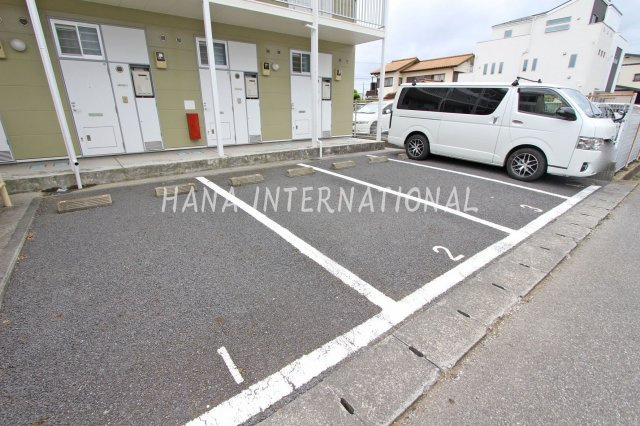 レオパレスグリーンサイド１６の駐車場