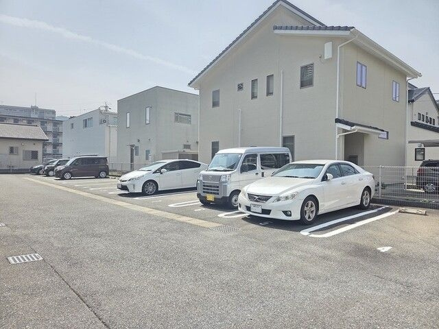 アンジュメゾンの駐車場