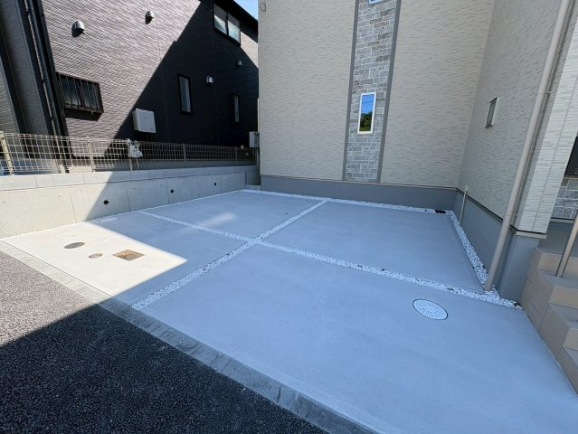 須磨区白川字高尾　新築戸建て　I-2の駐車場|車をお持ちの方に嬉しい駐車場付きの物件です