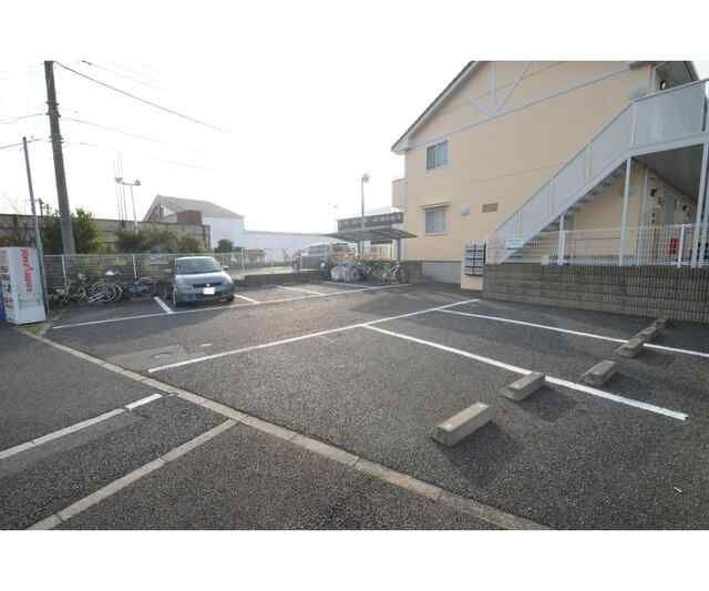 ファーストワンの駐車場