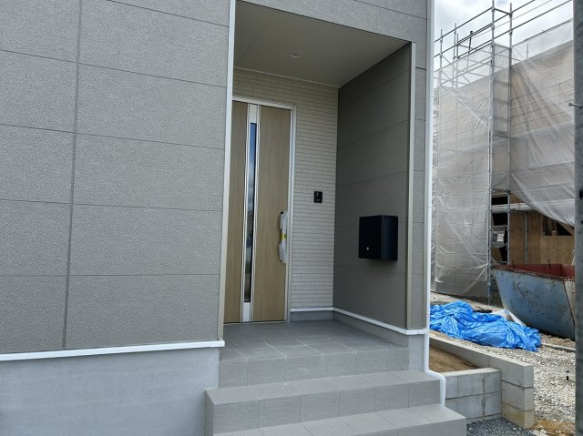 三木市志染町中自由が丘第10の玄関