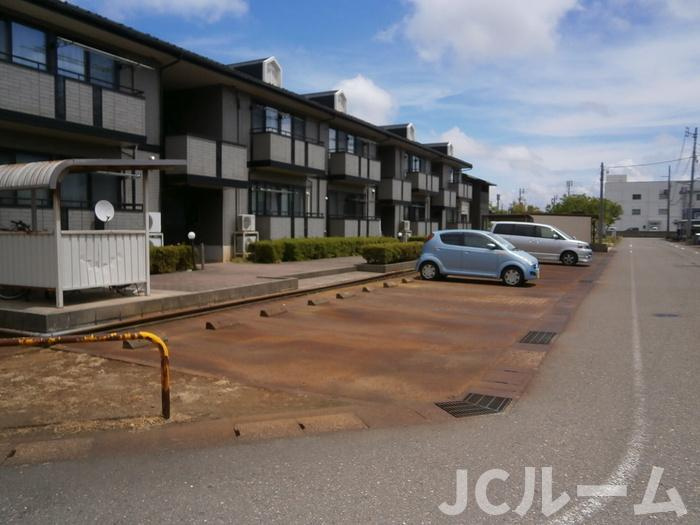 ロイヤルファインの駐車場