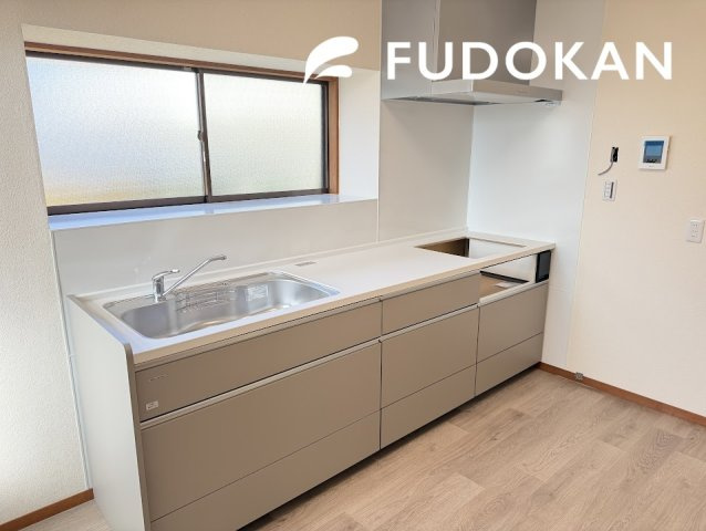 山形市小白川【中古住宅】のキッチン|広々ワイドなキッチンは料理がしやすく快適です。