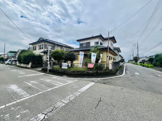 前橋市鶴が谷町の前面道路含む現地写真|北東角地で開放的♪