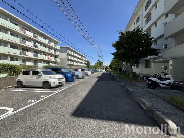 光明台28号棟の駐車場