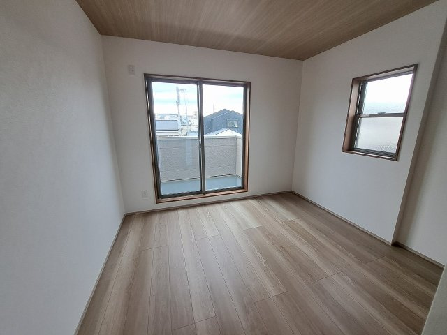 今津山中町戸建の洋室