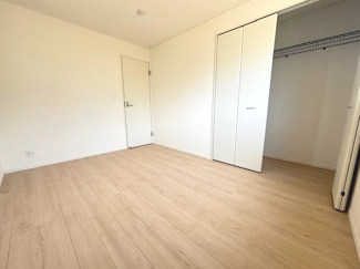 【洋室】 | 呉市川尻町東4丁目（全1棟） | 全居室に大容量のクローゼットを完備。ハンガーパイプと棚が設置されており、衣類からカバンなどの小物まで効率よく収納できます。家具配置のしやすい長方形の間取りで、子供部屋や寝室など多目的に活用できます。