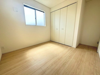 【洋室】 | 呉市川尻町東4丁目（全1棟） | 2階南側に位置する5帖の洋室です。クローゼットを完備し、限られたスペースを有効に活用できる設計。南向きの窓からは自然光が入り、子供部屋やコンパクトな書斎としても使い勝手の良い空間です。