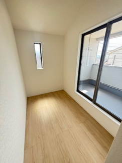 【その他】 | 呉市川尻町東4丁目（全1棟） | 2階ホール。バルコニーへ出入りできる大きな窓と、壁面にはアクセントとなる縦長の小窓を配置。