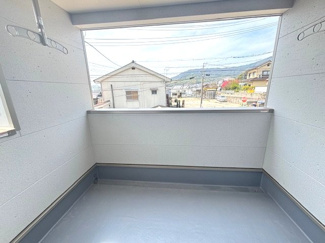 【バルコニー】 | 呉市川尻町東4丁目（全1棟） | 洗濯物干し金物が設置されており、日当たりが良いため洗濯物もよく乾きます。バルコニーからは周辺の閑静な住宅街や遠くの山々を一望でき、開放的な眺望を楽しめます。