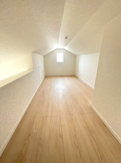 【収納】 | 呉市川尻町東4丁目（全1棟） | 固定階段で昇降できる6.89平米の小屋裏収納です。季節家電やレジャー用品など、大きな荷物もスムーズに搬入可能。フローリング仕上げで清潔感があり、小窓も設けているため、換気もしやすい設計です。